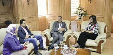 السفيرة نبيلة مكرم مع «مسلم» و«فايق» ومها سالم