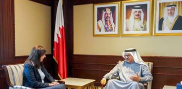 وزير الخارجية البحريني مع السفيرة المصرية