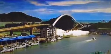 لحظة انهيار جسر تايوان المعلق
