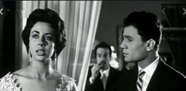 منيرة سنبل مع عبدالحليم حافظ في مشهد من فيلم شارع الحب