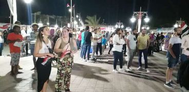 السائحين يشاركون المصريين احتفالات نصر أكتوبر بميادين الغردقة