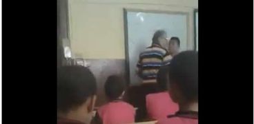 مدرس يعتدي على طالب