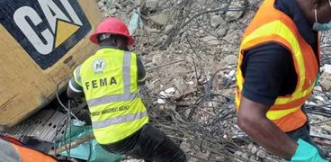 عمليات الإنقاذ في موقع انهيار المبنى بأبوجا