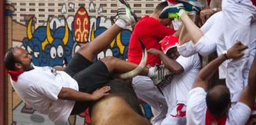 بالصور| إصابة 4 في خامس أيام مهرجان الركض مع الثيران بإسبانيا