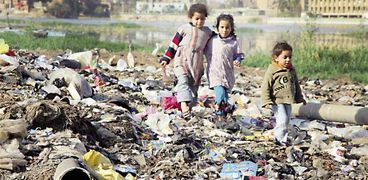 أطفال «جزيرة الوراق» يلعبون وسط القمامة والمياه الملوثة