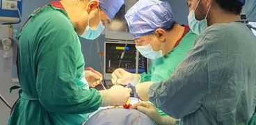 جانب من إجراء العملية الجراحية المعقدة بمستشفي مطروح العام