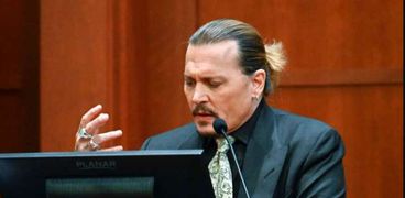 النجم الأمريكي جوني ديب أثناء شهادته في جلسة المحكمة