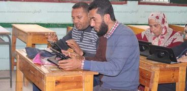 معلمو كفر الشيخ يتدربون على تقدير درجات إمتحانات"التابلت"