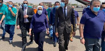 وزير الصحة السوداني مع الدكتورة هالة زايد وزيرة الصحة المصرية