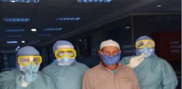 13 من مصابي كورونا يغادورن مستشفى فاقوس بعد تعافيهم من الفيروس