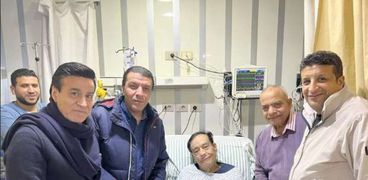 فنانون وأصدقاء «بكر» خلال زيارته بالمستشفى «صورة أرشيفية»