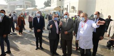 محافظ القاهرة يتفقد «حميات العباسية» لمتابعة سير العمل واستقبال المرضى