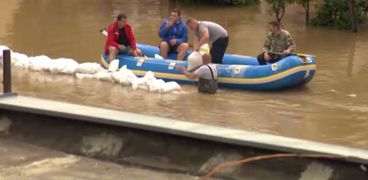 فيضانات كرواتيا- استخدام القوارب المطاطية للنجاة والتنقل