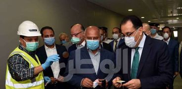 الدكتور مصطفى مدبولي رئيس مجلس الوزراء يستخدم أول كارت محفظة إلكترونية بمترو الأنفاق