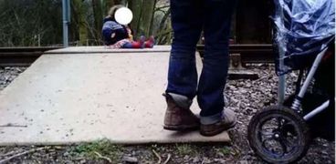بسبب صورة .. زوجان يتركا طفلتهما الرضيعة على شريط قطار السكك الحديد