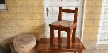 كرسى وترابيزة من أخشاب «الكايا» المحلية