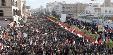 عشرات الآلاف من الحوثيين أثناء احتفالهم باغتيال «صالح» «أ.ف.ب»