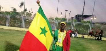 كبير مشجعى السنغال يحمل علم بلاده لتشجيعها فى بطولة أفريقيا