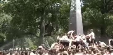"لوضع قبعة البحار".. طلاب الأكاديمية البحرية يتسلقون نصبا تذكاريا