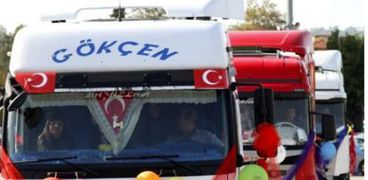 بالصور| حفل زفاف غريب من نوعه على متن الشاحنات في تركيا