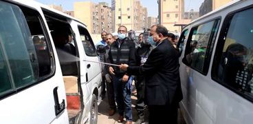 رئيس جامعة بنى سويف يشارك في تعقيم السيارات الأجرة بالمواقف