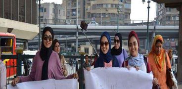 طلاب حلوان يشاركوا فى حملة التوعية بميدان الجيزة