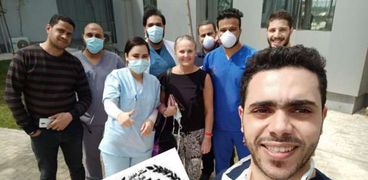 كلوديا  الإيكالية مع طاقم مستشفى ابو خليفة