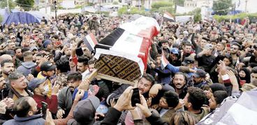 عراقيون أثناء تشييع جثمان أحد قتلى المظاهرات