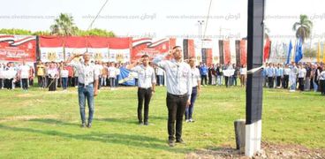 وزير التعليم العالى يشارك طلاب جامعة أسيوط تحية العلم فى أول أيام الدر