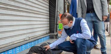 محافظ الإسكندرية إنقاذ متشرد في الشارع