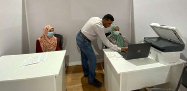 الدكتور وليد عبد الرحمن مدير الطب الوقائي أثناء إحدي الجولات بمركز تطعيم لقاح كورونا