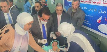 وزير الصحة خلال تطعيم احد الأطفال