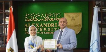 تكريم الطالبة حافظة القرآن الكريم في الإسكندرية