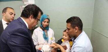 وزير التعليم العالى خلال جولته بمستشفى قصر العينى