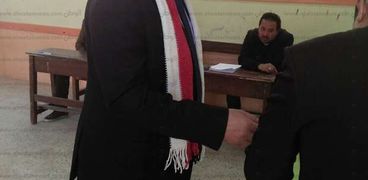 رئيس مركز ومدينة كفر البطيخ يدلي بصوته بعد تغيير موطنه الانتخابي