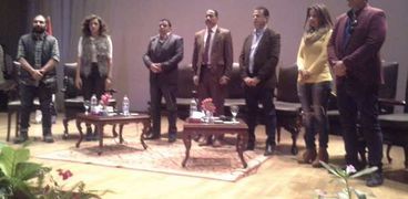 أعضاء مجلس إدارة جامعة عين شمس وأبطال مسلسل"يوميات ونيس أثناء عزف السلام الجمهوري