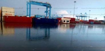 بالصور| طرق ميناء دمياط وساحة الحاويات تغرق في "شبر ميه"