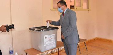 نائب رئيس جامعة أسيوط يدلى بصوته في انتخابات الشيوخ بمدرسة الفاروق للغات