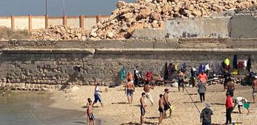 شباب يستحمون بشاطئ السلسلة في الإسكندرية