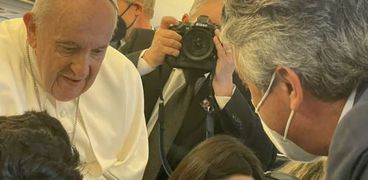 البابا فرنسيس بابا الفاتيكان خلال حديثة مع الصحفيين