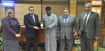 منسق العلاقات المصرية النيجيرية ورئيس جامعة القناة يبحثان سبل التعاون المشترك .