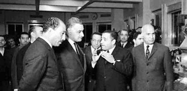 «عبدالناصر» مع «هيكل» أثناء زيارته لـ«الأهرام»