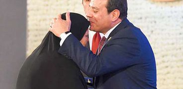 الرئيس السيسي يكرم أهالي الشهداء
