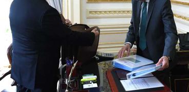 عاجل بالصور| شريف إسماعيل يتسلم مشروع الموازنة العامة من وزير المالية