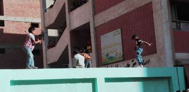 طلاب مدرسة ابتدائية يهربون بالقفز من السور