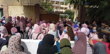 ازدحام أمام مدرسة أم الأبطال الثانوية بنات في أول أيام امتحانات الثانوية العامة