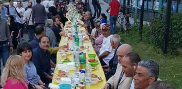 مصريون وإيطاليون تجمعوا على مائدة الإفطار فى مسجد مكة بمدينة تورينو