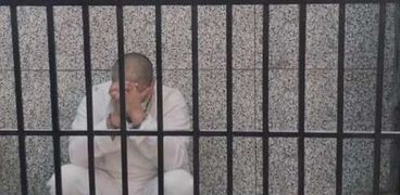 سفاح الفيوم في القفص أثناء الحكم عليه بالإعدام