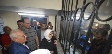 وزيرة الصحة خلال تواجدها ببورسعيد في أول يوم لتطبيق المنظومة
