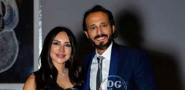 يوسف الشريف وزوجته السيناريست إنجي علاء خلال حفل توزيع جوائز«دير جيست»